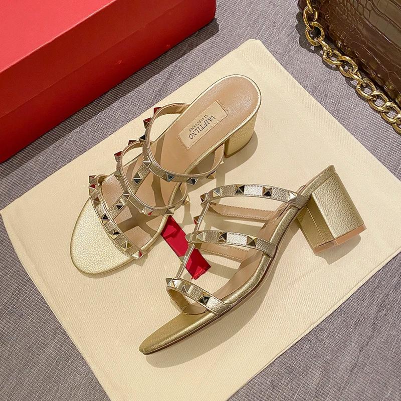 Sandalias de mujer Gladiador verano 2025 marca de lujo diseñador zapatilla de tacón cuero remaches plateados tacones altos zapatos de mujer