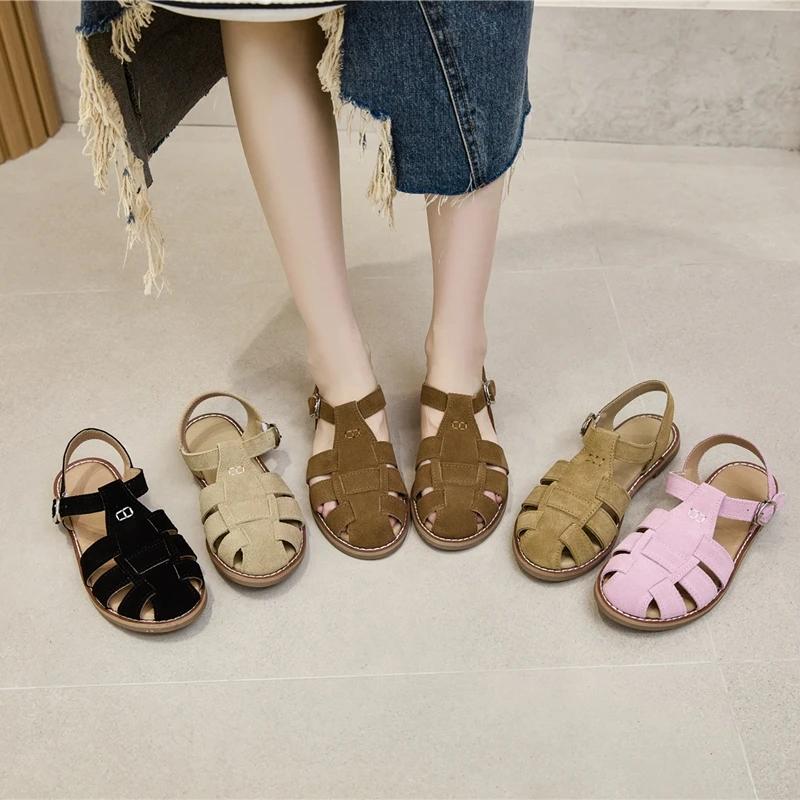 AIYUQI, sandalias Baotou huecas de cuero genuino Retro de suela plana para mujer, nuevas sandalias huecas con jaula de cerdo 2025 para mujer
