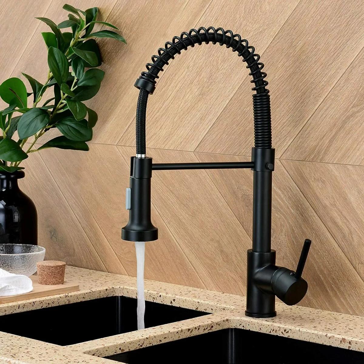 Grifo de fregadero de cocina negro mate, grifo de agua fría y caliente con una manija, grúa de cocina cromada montada en cubierta para baño